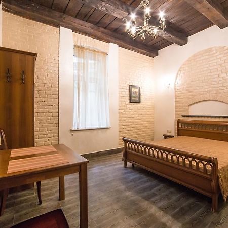 Apartment On Valova 16-2- 2 Minutes To Market Square Leopoli Esterno foto